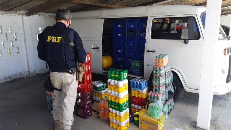 PRF detém dois homens com carga de bebidas roubada em Jaboatão dos Guararapes