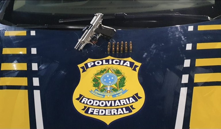 PRF apreende pistola em abordagem a caminhonete de luxo em Garanhuns