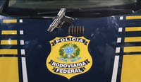 PRF apreende pistola em abordagem a caminhonete de luxo em Garanhuns