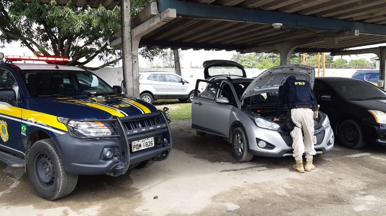 PRF detém homem com arma, munições e carro roubado no Curado