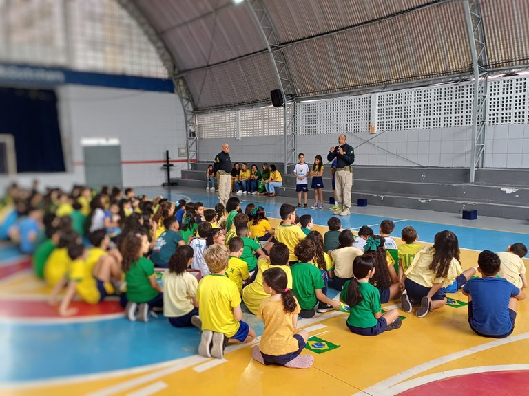 PRF realiza ação educativa com 400 crianças de escola no Recife