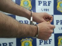 PRF no Piauí prende um homem acusado de tráfico de drogas.