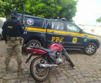PRF recupera uma motocicleta roubada e prende dois homens por receptação em Oeiras (PI)