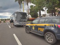 PRF flagra ônibus adulterado em Bom Jesus/PI