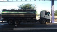 PRF autua caminhão com 15.200 litros de leite in natura com documentação fiscal inválida.