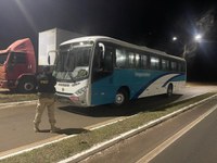 Ônibus irregular que circulava com sinais identificadores adulterados é apreendido pela PRF em Picos (PI)