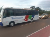 PRF apreende micro-ônibus irregular que circulava com sinais identificadores adulterados em Piripiri (PI)