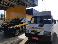 Motorista inabilitado para dirigir micro-ônibus é flagrado conduzindo transporte escolar com irregularidades em Valença do Piauí (PI)