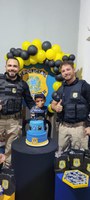 Polícia Rodoviária Federal surpreende criança em festa de aniversário em Brasileira (PI)