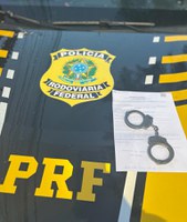 PRF em Teresina cumpre mandado de prisão e prende homem acusado de porte ilegal de arma de fogo