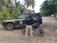 Em Colônia do Gurguéia/PI: PRF recupera na BR 135 motocicleta que havia sido tomada de assalto em Bertolínia/PI e prende homem pelo crime de Receptação