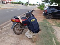 Em Piracuruca/PI: PRF apreende na BR 343 motocicleta adulterada e mulher é presa por Receptação e Adulteração de sinal identificador de veículo automotor