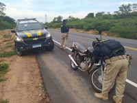 Em Colônia do Gurguéia/PI: PRF recupera na BR 135 motocicleta que havia sido tomada de assalto há 07 anos e prende homem pelo crime de Receptação