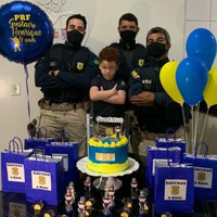 Em Picos/PI: Garoto fã da PRF ganha festa com a presença de policiais em seu aniversário de 4 anos