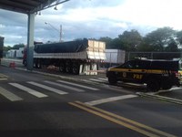 Em Valença do Piauí/PI: PRF realiza fiscalização em veículos de carga e apreende carregamento de madeira ilegal na BR 316