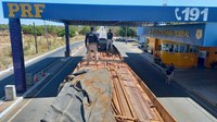 Em Floriano/PI: PRF realiza fiscalização em veículos de carga e apreende carregamento de madeira ilegal na BR 230