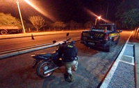 Em Vila Nova Do Piauí, PRF apreende motocicleta adulterada após flagrar o condutor trafegando pela BR 316 sem capacete