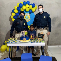 Garoto fã da PRF recebe visita surpresa de policiais em seu aniversário na cidade de Floriano