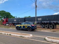 PRF apreende 24,0 m³ de madeira serrada ilegal na BR 343, em Parnaíba, e autua condutor por Crime Ambiental