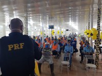 PRF realiza ação educativa sobre trânsito seguro para trabalhadores em São Gonçalo do Gurguéia