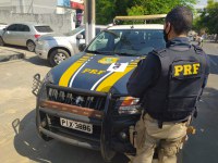 PRF cumpre mandado de prisão na BR 230 em Floriano e prende homem que estava foragido da justiça do Piauí.