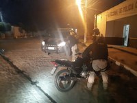 PRF recupera motocicleta roubada e prende homem por receptação culposa e uso de documento falso em Campo Grande do Piauí