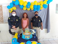 Garota fã da PRF  recebe visita surpresa de policiais em seu aniversário  em Teresina
