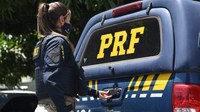 PRF cumpre mandado de prisão na BR 230 em Floriano e prende homem que estava foragido da Justiça desde julho de 2021.