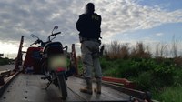 Em Floriano/PI: PRF autua na BR 230 motociclista acusado de abandono de incapaz e apreende motocicleta com cerca de R$ 5 mil reais em débitos
