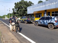 Em Teresina/PI: Após praticar assalto a um ônibus intermunicipal e roubar uma motocicleta, homem é preso em flagrante pela PRF e Polícia Militar às margens da BR 343
