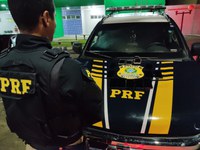 Em Parnaíba, PRF prende três pessoas com 13 telefones celulares.