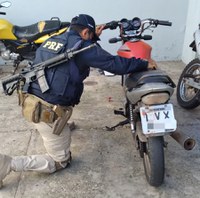 Em Teresina, PRF prende homem em uma motocicleta adulterada que trafegava pela contramão no momento da abordagem