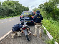 PRF apreende motocicleta com sinais de adulteração em Nazaré do Piauí
