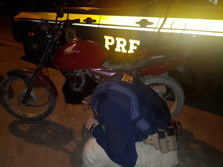Em Campo Grande do Piauí/PI: PRF apreende na BR 316 motocicleta que estava com os elementos de identificação adulterados