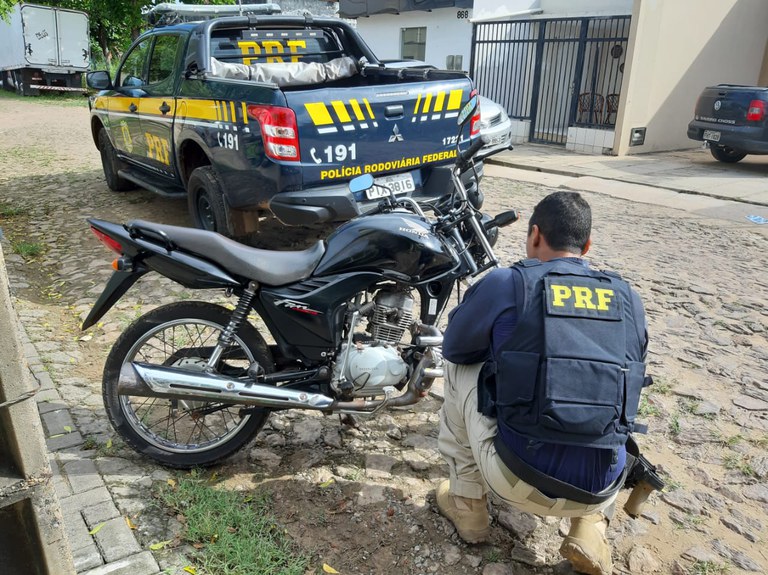 Em Piripiri/PI: PRF recupera motocicleta que havia sido tomada de assalto em Parnaíba/PI ao fazer fiscalização de trânsito