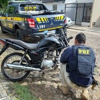 Em Piripiri/PI: PRF recupera motocicleta que havia sido tomada de assalto em Parnaíba/PI ao fazer fiscalização de trânsito