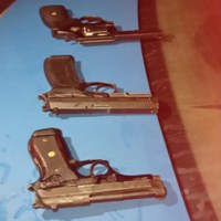 Carro roubado e armas apreendidas em Macaé