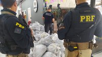 Polícia Rodoviária Federal e Receita Federal apreendem 50 toneladas de produtos de vestuário falsificados em Duque de Caxias
