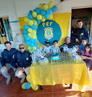 PRF celebra aniversário de menino fã da instituição