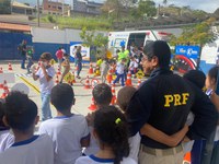 PRF realiza ação de educação para o trânsito com centenas de crianças no RJ