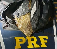 PRF e Polícia Civil apreendem cerca de mil munições para fuzil no RJ