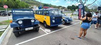 PRF participa de encontro de carros antigos em shopping no RJ