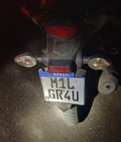 PRF flagra motocicleta com placa adulterada na Dutra