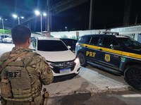 Homem é flagrado com carro roubado, foge e deixa a família para trás