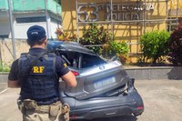 PRF apreende carro clonado e arma de fogo após acidente na Baixada Fluminense