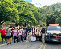 PRF realiza sinalização e orientação de trânsito para procissão em Areal/RJ