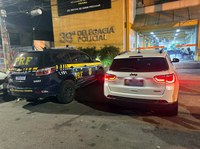 PRF apreende arma, carro roubado e prende motorista na Dutra