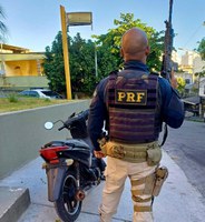 PRF recupera motocicleta roubada há 8 anos no município de Aracaju/SE