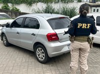 PRF recupera carro roubado na Baixada Fluminense