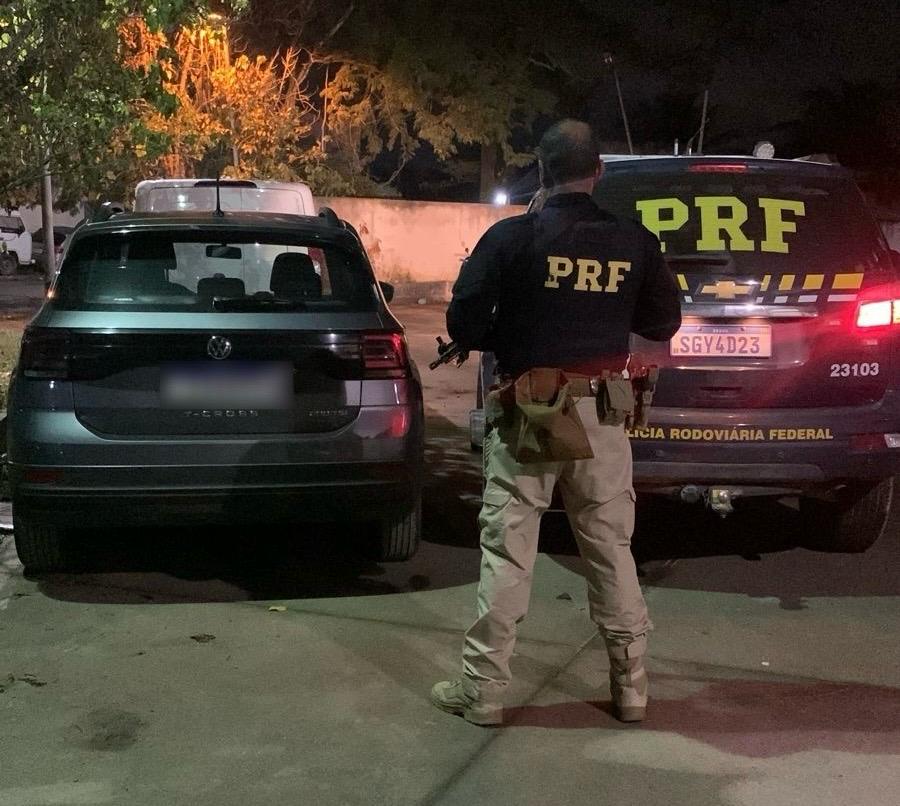 PRF recupera carro roubado na Dutra — Polícia Rodoviária Federal